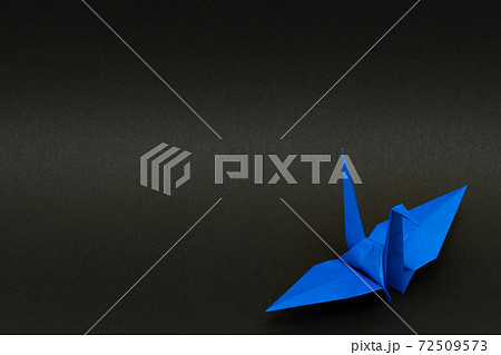 青い折鶴の写真素材