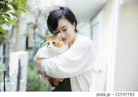 猫 ネコ 抱っこ 抱くの写真素材