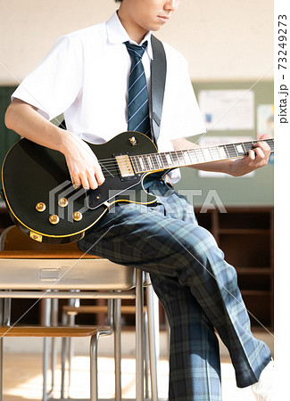 エレキギター 男性の写真素材