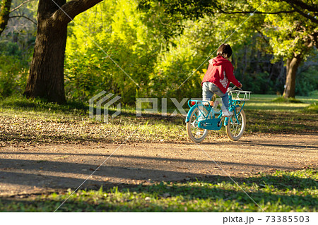 子供 自転車 乗る 後ろ姿の写真素材