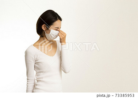 マスク姿の女性/頭痛/風邪の症状/熱の症状/白い服/	
