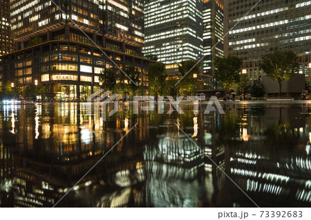 夜の東京丸の内の水溜り