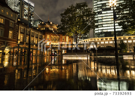夜の東京丸の内の水溜り