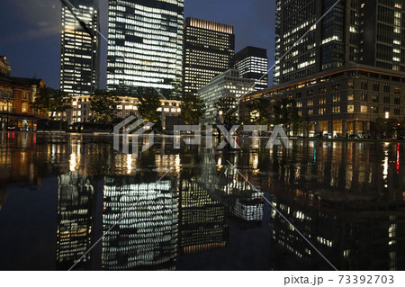 夜の東京丸の内の水溜り