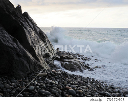 波 子供 日本海 荒波の写真素材