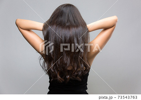 ロングヘアー 髪の毛 後ろ姿 モデルの写真素材