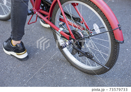 二人乗り自転車 自転車 二人乗り 黒の写真素材