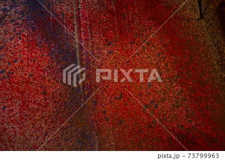 赤いペンキが吹き付けられた壁,どろどろ,ベチャベチャ、