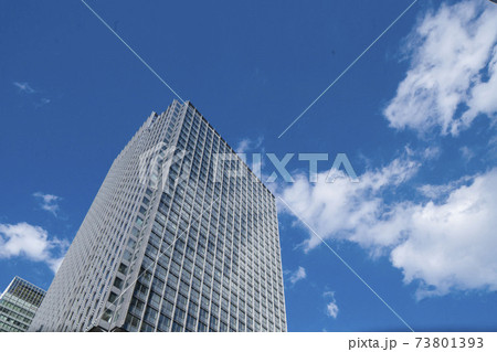青空に建設された大手町の高層ビル群
