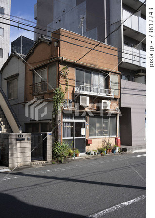 日本の古い木造二階建住宅/狭小住宅/一戸建て/