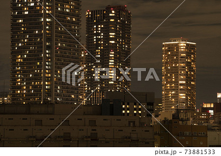 東京湾岸豊洲のタワーマンションの夜景