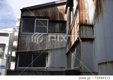 トタン作りの錆びた工場の壁/工事現場/町工場/廃墟	