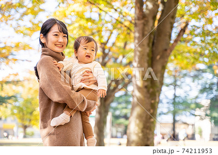 キス ２人 子供 カップルの写真素材