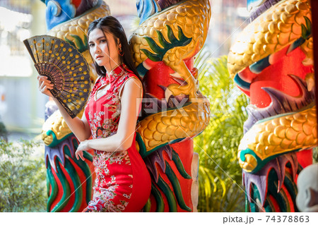 チャイナドレス 女性 中国人 ポーズの写真素材