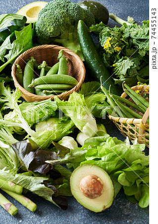 食べ物 アボカド 食材 緑黄色野菜の写真素材