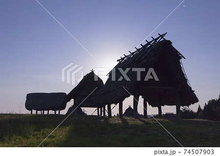 家 木造 倉庫 高床式住居の写真素材 - PIXTA