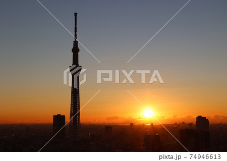 初日の出 日の出 朝焼け 東京タワーの写真素材