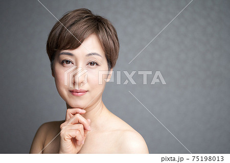 人物 女性 おばさん 顔の写真素材