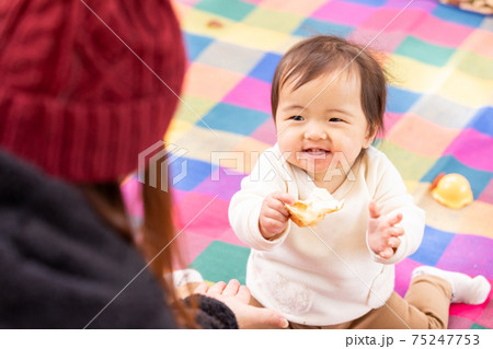 ちょうだい 子供の写真素材