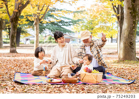 公園 家族 自撮り ピクニックの写真素材