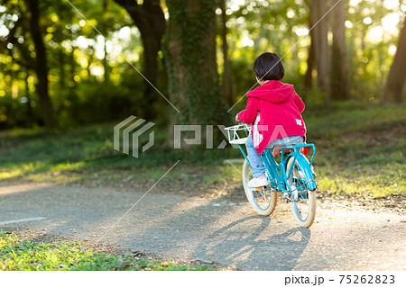 子供 自転車 乗る 後ろ姿の写真素材