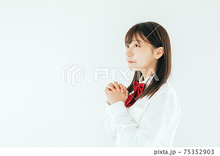 女性 日本人 祈る 手を組むの写真素材
