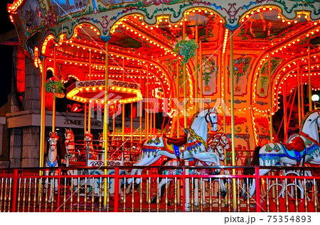 メリーゴーランド 遊具 遊園地 クリスマスの写真素材