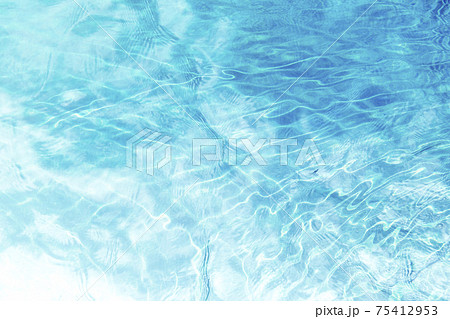 プール 水 綺麗 水紋の写真素材