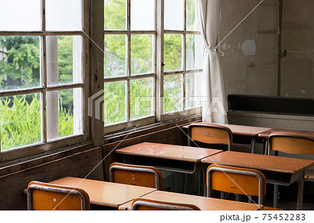 窓 教室 カーテン イスの写真素材