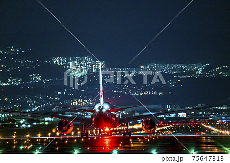 伊丹空港 飛行機 滑走路 夜景の写真素材