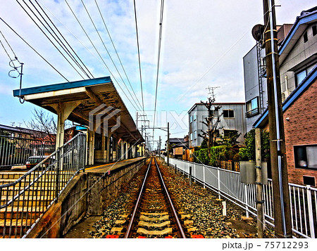 駅 ホーム 電車 線路のイラスト素材