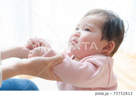 子供 横顔 見つめる 少女の写真素材