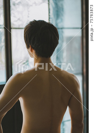 男性 ヌード 背中 筋肉の写真素材