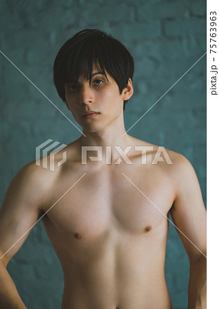 男性 男 裸 ヌードの写真素材