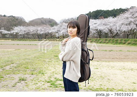 人物 女性 ギター 背負うの写真素材
