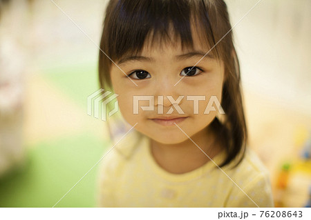 人物 日本人 かわいい 幼児 ライフスタイル 2歳 子供 1人の写真素材