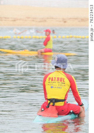 女性 海 ライフガード ライフセーバーの写真素材