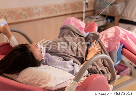 出産の瞬間 病院の写真素材