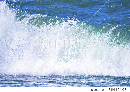 波 水しぶき 海 海岸の写真素材