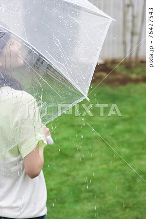 傘をさす人の写真素材