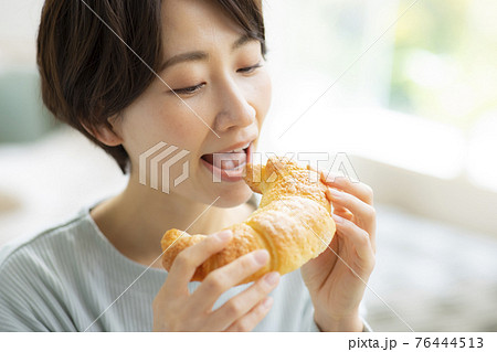 パン 食べるの写真素材
