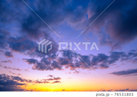 夕焼け 幻想的 雲 夕景の写真素材
