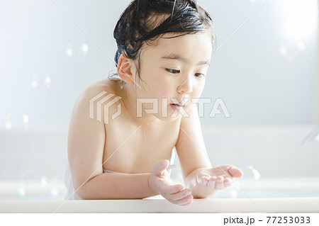 浴槽 女性 少女の写真素材