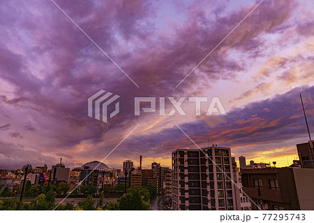 夕焼け 幻想的 雲 夕景の写真素材