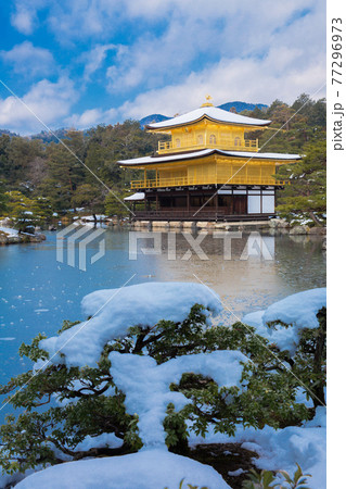 金閣寺 金 寺 雪の写真素材