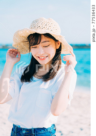 人物 女性 ワンピース 麦わら帽子 女の子の写真素材