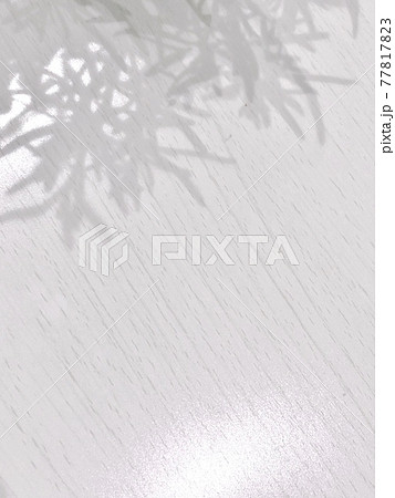 朝日の差し込む窓の写真素材