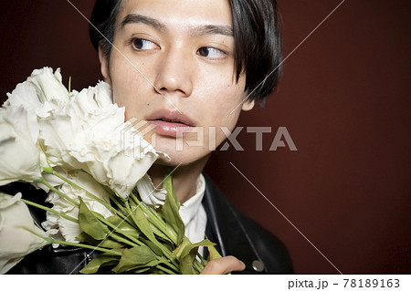 人物 男性 花束 持つの写真素材