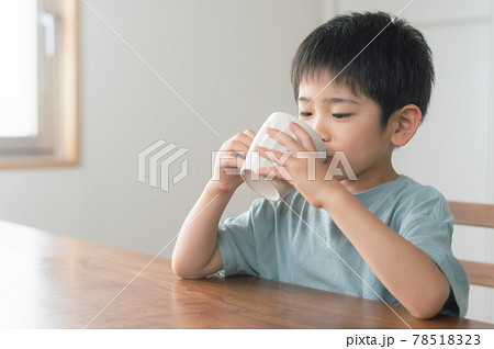 子供 お茶 飲む 水の写真素材