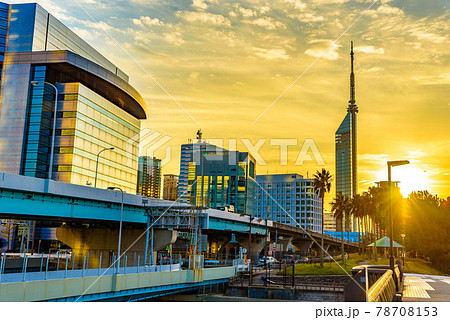 ビル 街 逆光 夕焼けの写真素材